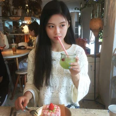 高墙、黑色与帅小伙